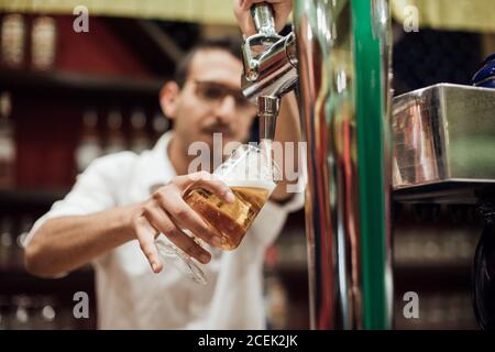 cameriere che tira una birra in un pub Foto Stock