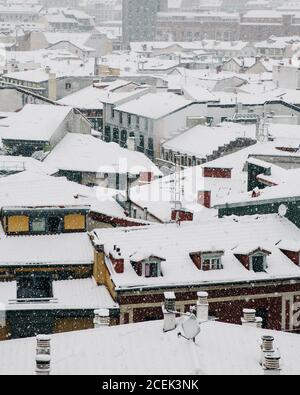 Vista aerea sui tetti innevati della città Foto Stock