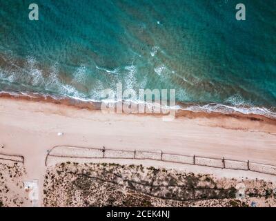 Mare blu che ondeggiante vicino alla città costiera Foto Stock