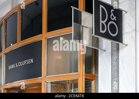 Londra, Regno Unito - 03 febbraio 2019: Segnaletica con il logo BO nella filiale di Bang & Olufsen a Canary Wharf. B&o è la fonderia danese del produttore audio di fascia alta Foto Stock