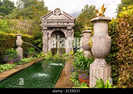 Pagoda ornamentale in pietra e fontane nei giardini del Castello di Arundel, Sussex occidentale, Inghilterra, Regno Unito Foto Stock