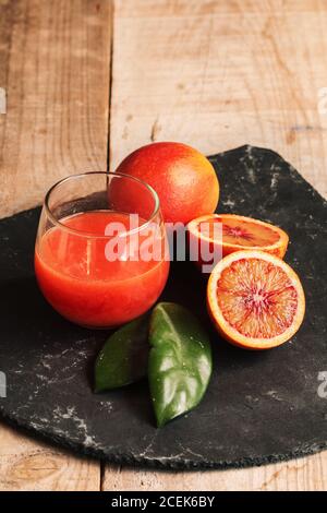 Bicchiere di succo d'arancia sanguinante Foto Stock