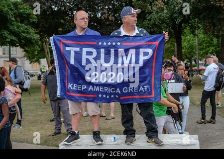 Kenosha, Stati Uniti. 01 settembre 2020. I sostenitori del presidente Donald Trump dimostrano mentre il presidente visita a Kenosha, Wisconsin, martedì 1 settembre 2020. Trump ha visitato Kenosha, nel Wisconsin, una settimana dopo che la polizia ha sparato sette volte a Jacob Blake sulla schiena. Foto di Alex Wroblewski/UPI Credit: UPI/Alamy Live News Foto Stock