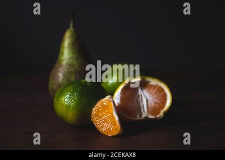 Deliziosa frutta tropicale fresca a tavola Foto Stock