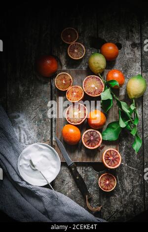 Arance di sangue sbucciate nel recipiente Foto Stock