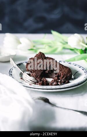 Pezzo di torta al cioccolato sul piatto Foto Stock