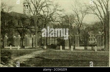 . Viaggi in tram attraverso il New England ... CAMBRIDGE in Park St. Subway prendere al livello inferiore il nuovo subwaytrain, che alesaggi Thro Beacon Hill, torba nella luce del giorno come si attraversa il ponte, poi passa sotterraneo a HarvardSquare. Qui per prima cosa esplora l'Università di Harvard (fondata nel 1666) con la sua grande biblioteca, i bei edifici, il grande museo con un ricco di mostre botaniche, zoologiche, artistiche e minerali. Qui si entra Harvard Gates 90 * Trolley Trips through New England WAY TO THE WHITE MOUNTAINS Can One REACH the White Mountains from Boston by trolley?No, ma si può coprire la prima parte del Foto Stock