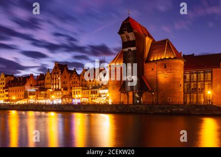 Vecchia gru del porto e porta della città Zuraw nel centro storico di Danzica di notte, Polonia Foto Stock