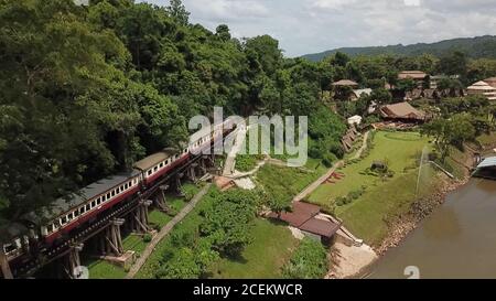 Kanchanaburi, Tailandia. 1 settembre 2020. Foto scattata il 19 agosto 2020 mostra il ponte sul fiume Kwai, la parte più importante della 'Ferrovia della morte', a Kanchanaburi, Thailandia. Durante la seconda guerra mondiale, i giapponesi costrinsero più di 60,000 prigionieri di guerra alleati e circa 300,000 operai del Sud-est asiatico a costruire una ferrovia di 415 km attraverso le montagne e le giungle tra Thailandia e Myanmar (allora Birmania). Decine di migliaia di persone morirono durante la costruzione e divenne nota come la "Ferrovia della morte". Credit: Thana/Xinhua/Alamy Live News Foto Stock