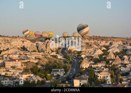 Mongolfiere che decolla all'alba a Goreme, Cappadocia, Turchia Foto Stock