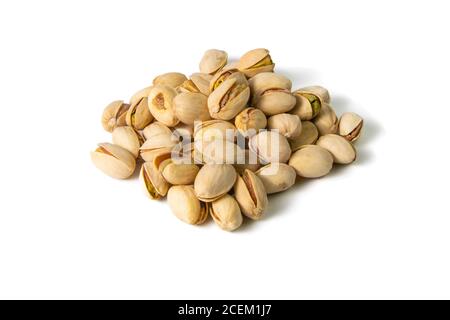 Pistacchi. Isolato su sfondo bianco. Vista frontale, primo piano Foto Stock