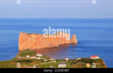 Percé Rock e villaggio in Quebec, Canada Foto Stock