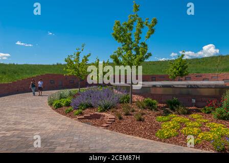 I visitatori possono passeggiare per il bellissimo monumento a Columbine, Littleton Colorado USA. Foto scattata nel mese di giugno. Foto Stock