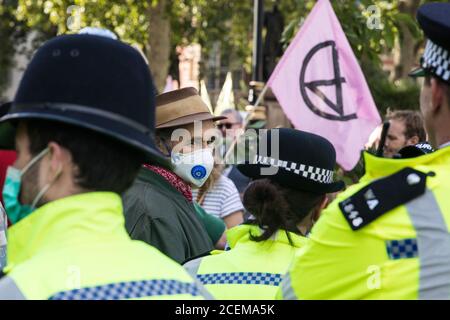 Londra, Regno Unito. 1 Settembre 2020. L'attore Sir Mark Rylance indossa una maschera per aiutare a prevenire la diffusione di COVID-19 mentre osserva gli ufficiali della polizia metropolitana che arrestano gli attivisti climatici dalla ribellione dell'estinzione che aveva occupato le strade intorno a Parliament Square durante un rally Back the Bill. Credit: Mark Kerrison/Alamy Live News Foto Stock