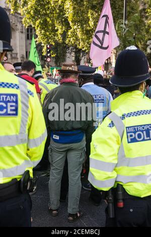 Londra, Regno Unito. 1 Settembre 2020. L'attore Sir Mark Rylance indossa una maschera per aiutare a prevenire la diffusione di COVID-19 mentre osserva gli ufficiali della polizia metropolitana che arrestano gli attivisti climatici dalla ribellione dell'estinzione che aveva occupato le strade intorno a Parliament Square durante un rally Back the Bill. Credit: Mark Kerrison/Alamy Live News Foto Stock