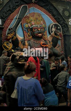 Persone che si rivolgono a pregare all'immagine di Kala Bhairava, celebrando Bishak 1 °--il nuovo anno ufficiale nepalese--a Piazza Durbar, Kathmandu, Nepal. Foto Stock