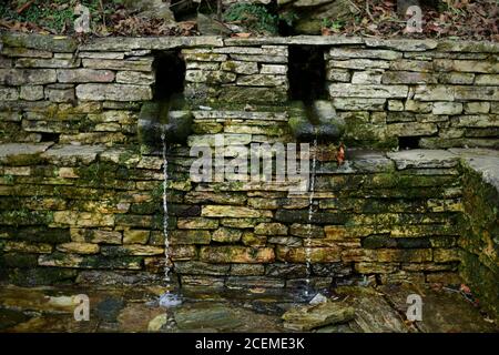 Un impianto idrico comunale nel villaggio di Sidhane, Kaski, provincia di Gandaki Pradesh, Nepal. Foto Stock