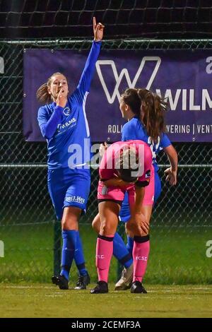 Justine Gomboso, centrocampista di Genk (11) che festeggia dopo aver segnato un hattrick (3-1), ritratto durante una partita di calcio femminile tra KRC Genk Ladies e Sporting Charleroi il primo incontro della stagione 2020 - 2021 della SuperLeague femminile belga, venerdì 28 agosto 2020 a Genk , Belgio . PHOTO SPORTPIX.BE | SPP | STIJN AUDOOREN Stijn Audooren | Sportpix.be | S Foto Stock