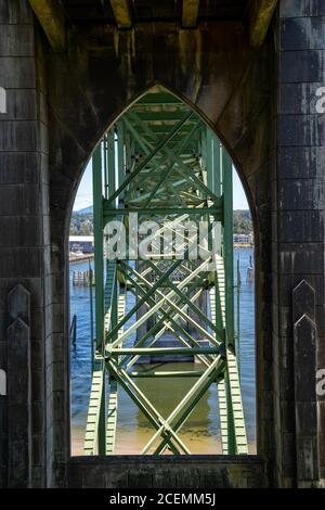 Vista dettagliata del ponte della baia di Yaquina lungo gli Stati Uniti Autostrada 101 a Newport, Oregon Foto Stock