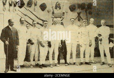 . Popolare rivista di elettricità in inglese semplice. I. ■-  Duca Kahanamoku, Hawaiianswimmer, cavalcando una tavola da surf e portando un ragazzo sulle sue spalle. Foto Stock