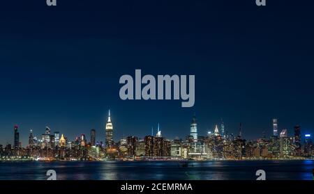 New York, Stati Uniti, 21 agosto 2020. Lo skyline di Manhattan visto da Brooklyn. Credit: Enrique Shore/Alamy Stock Photo Foto Stock