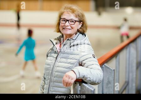 28 agosto 2020, Baden-Wuerttemberg, Mannheim: Anet Pötzsch, ex pattinatore tedesco e campione olimpico, si trova in una pista di ghiaccio all'Eissportzentrum Herzogenried. È la prima campionessa tedesca di pattinaggio olimpico ed aveva 19 anni nel 1980 quando vinse l'oro nel lago Placid. Nello stesso anno è diventata campione del mondo per la seconda volta, ai Campionati europei ha già vinto il suo quarto titolo. Ma al culmine della sua giovane carriera sportiva ha sorprendentemente annunciato il suo pensionamento. (A dpa-KORR.: 'Una breve carriera mondiale - skater figura Anet Pötzsch turns 60') Foto: Uwe Ans Foto Stock