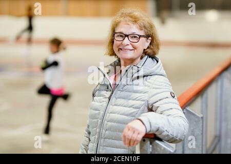 28 agosto 2020, Baden-Wuerttemberg, Mannheim: Anet Pötzsch, ex pattinatore tedesco e campione olimpico, si trova in una pista di ghiaccio all'Eissportzentrum Herzogenried. È la prima campionessa tedesca di pattinaggio olimpico ed aveva 19 anni nel 1980 quando vinse l'oro nel lago Placid. Nello stesso anno è diventata campione del mondo per la seconda volta, ai Campionati europei ha già vinto il suo quarto titolo. Ma al culmine della sua giovane carriera sportiva ha sorprendentemente annunciato il suo pensionamento. (A dpa-KORR.: 'Una breve carriera mondiale - skater figura Anet Pötzsch turns 60') Foto: Uwe Ans Foto Stock