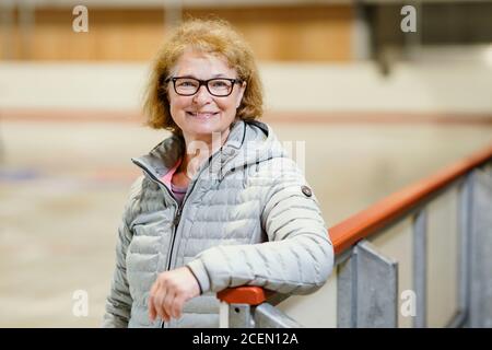 28 agosto 2020, Baden-Wuerttemberg, Mannheim: Anet Pötzsch, ex pattinatore tedesco e campione olimpico, si trova in una pista di ghiaccio all'Eissportzentrum Herzogenried. È la prima campionessa tedesca di pattinaggio olimpico ed aveva 19 anni nel 1980 quando vinse l'oro nel lago Placid. Nello stesso anno è diventata campione del mondo per la seconda volta, ai Campionati europei ha già vinto il suo quarto titolo. Ma al culmine della sua giovane carriera sportiva ha sorprendentemente annunciato il suo pensionamento. (A dpa-KORR.: 'Una breve carriera mondiale - skater figura Anet Pötzsch turns 60') Foto: Uwe Ans Foto Stock