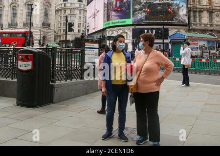 Londra, Regno Unito. 31 Agosto 2020. Donne che indossano maschere per il viso come precauzione visto a Piccadilly Circus, centro di Londra. Credit: SOPA Images Limited/Alamy Live News Foto Stock