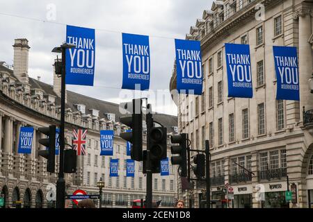 Londra, Regno Unito. 31 Agosto 2020. I cartelli "Thank you opt OURHEROS" sono visualizzati su Regents Street, nel centro di Londra. Credit: SOPA Images Limited/Alamy Live News Foto Stock