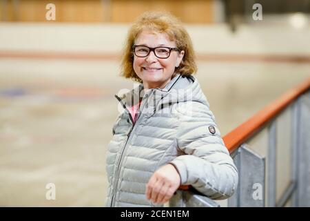 28 agosto 2020, Baden-Wuerttemberg, Mannheim: Anet Pötzsch, ex pattinatore tedesco e campione olimpico, si trova in una pista di ghiaccio all'Eissportzentrum Herzogenried. È la prima campionessa tedesca di pattinaggio olimpico ed aveva 19 anni nel 1980 quando vinse l'oro nel lago Placid. Nello stesso anno è diventata campione del mondo per la seconda volta, ai Campionati europei ha già vinto il suo quarto titolo. Ma al culmine della sua giovane carriera sportiva ha sorprendentemente annunciato il suo pensionamento. (A dpa-KORR.: 'Una breve carriera mondiale - skater figura Anet Pötzsch turns 60') Foto: Uwe Ans Foto Stock