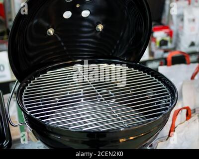 Nuova griglia rotonda per barbecue con il coperchio rimosso Foto Stock