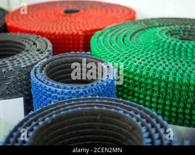 Rotoli di tappeto di plastica per proteggere l'ingresso dallo sporco Foto Stock