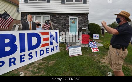 Exeter, Stati Uniti. 11 Agosto 2020. Armonde Casagrande scatta foto di Mary Boylan durante il rally.il vice presidente Mike Pence visita Exeter per il rally ''Workers for Trump''. La contea di Luzerne è stato il fattore chiave nelle elezioni del 2016. Credit: Aimee Dilger/SOPA Images/ZUMA Wire/Alamy Live News Foto Stock