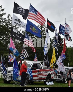 Exeter, Stati Uniti. 11 Agosto 2020. American Flag Truck è in fase di installazione su Schooley Ave durante il rally.il Vice Presidente Mike Pence visita Exeter per il rally ''Workers for Trump''. La contea di Luzerne è stato il fattore chiave nelle elezioni del 2016. Credit: Aimee Dilger/SOPA Images/ZUMA Wire/Alamy Live News Foto Stock