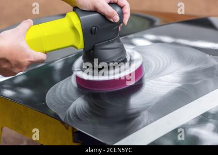 Spruzzatore per bottiglie per lucidare il corpo dell'auto Foto Stock