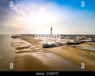 Vista aerea della torre di Blackpool e del molo dalla spiaggia Foto Stock