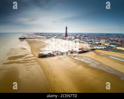 Vista aerea della torre di Blackpool e del molo dalla spiaggia Foto Stock