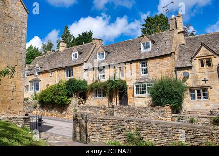 Cotswold case in pietra a Bourton sulla collina, Cotswolds, Gloucestershire, Inghilterra Foto Stock