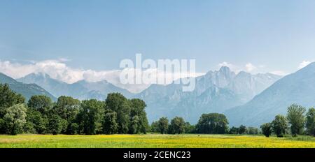 Pittoresche Alpi vicino al Lago di Como. Città di Colico. Italia. Foto Stock