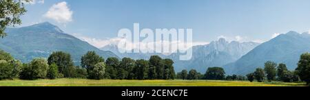 Pittoresche Alpi vicino al Lago di Como. Città di Colico. Italia. Foto Stock