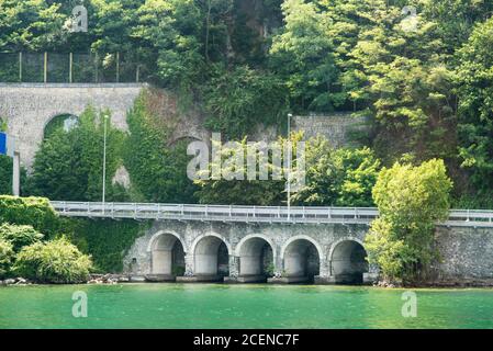 Vecchio ponte ad arco sul Lago di Como in Italia. Foto Stock