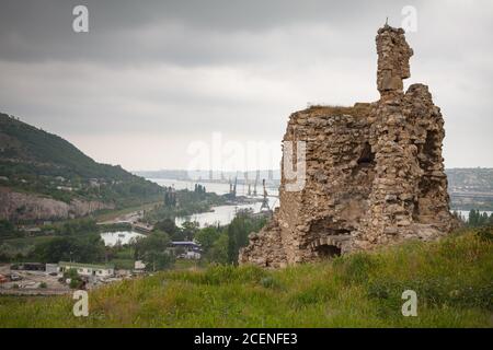 Rovinato antica fortezza Calamita a giorno nuvoloso. Inkerman, Sevastopol, Crimea Foto Stock