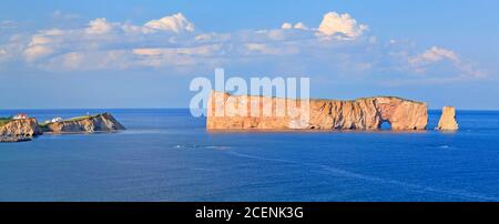 Percé Rock e villaggio in Quebec, Canada Foto Stock