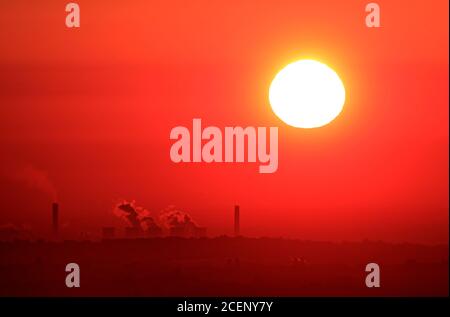 Il sole sorge sopra la centrale elettrica Drax nello Yorkshire. Foto Stock