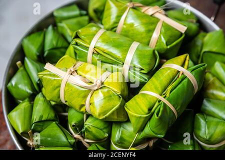 Thailandese ripieno di latte di cocco e banana, dessert tailandese, banana coltivata. Foto Stock