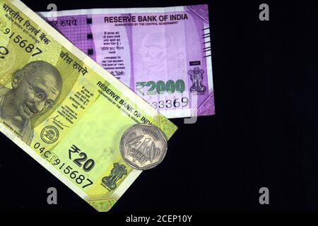 Denaro indiano con 2021 nuovo anno di concetto su sfondo nero. Concetto di nuovo anno 2021 con valuta indiana. Monete indiane su sfondo nero. Foto Stock