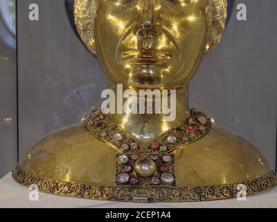 Bernwards­Reliquiar in der Krypta des Mariendom, Hildesheim, Niedersachsen, Deutschland, Europa, Unesco Weltkulturbe Reliquary Bernward, cripta, Cat Foto Stock