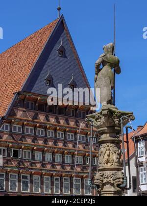 Rolandbrunnen und Museum Knochenhauerhaus am historiischen Marktplatz, Hildesheim, Niedersachsen, Deutschland, fontana Europa Roland e Museo Knoche Foto Stock