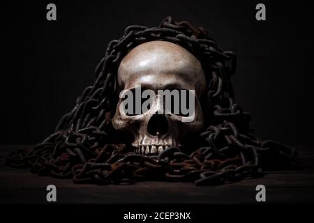 Ancora vita di cranio umano che è morto per un lungo periodo, concetto di horror o film thriller di scena di crimine spaventoso, tema di Halloween, arte visiva Foto Stock